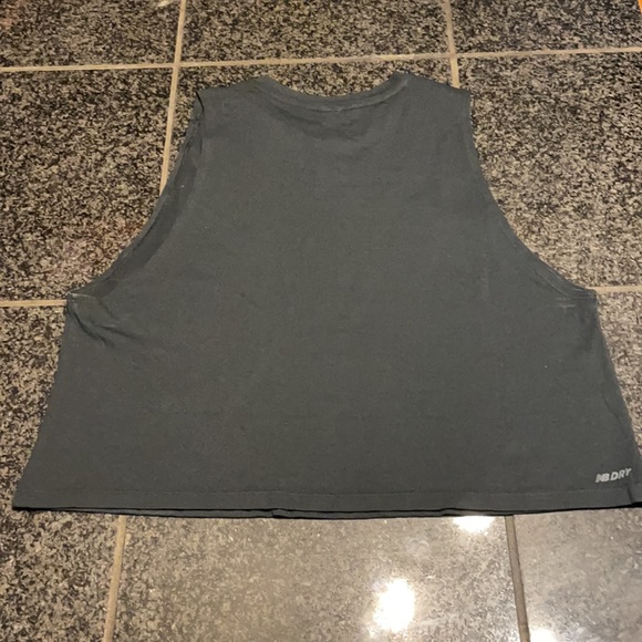 New balance top - Picture 2 of 3
